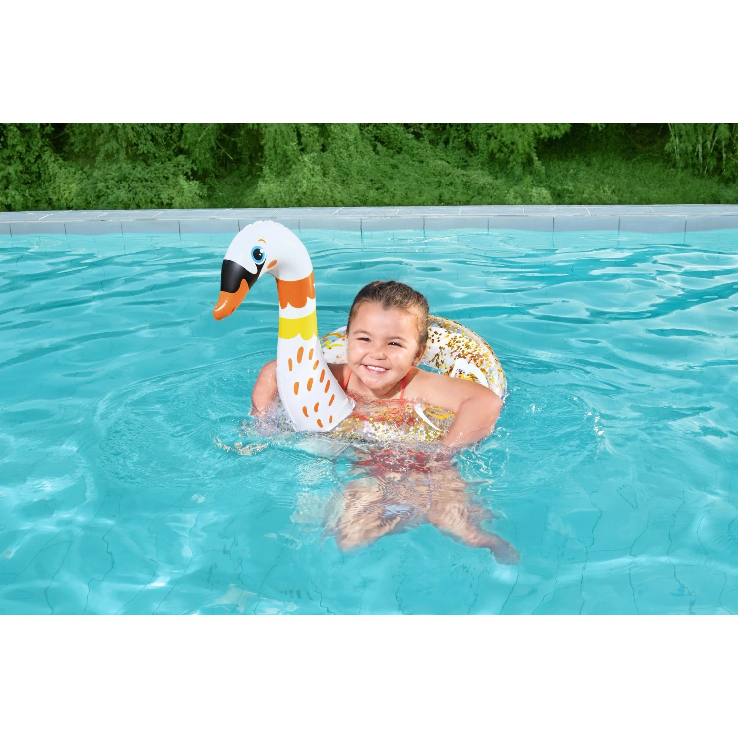 Kind mit glitzerndem Bestway Schwimmring (Schwan) im Pool.