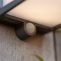 Anthrazitfarbene Lutec LED Solar Wandleuchte Doblo mit Bewegungsmelder.