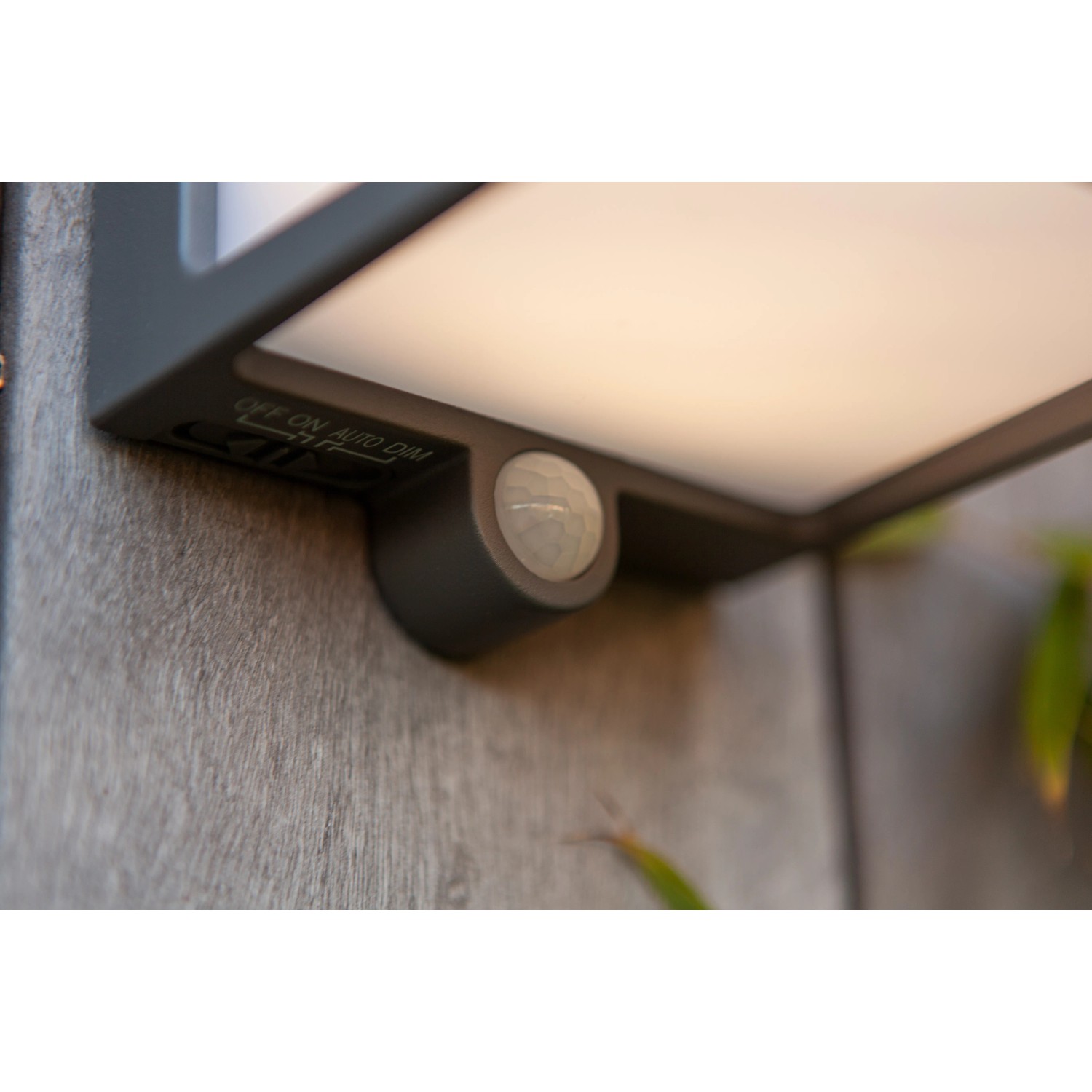 Anthrazitfarbene Lutec LED Solar Wandleuchte Doblo mit Bewegungsmelder.