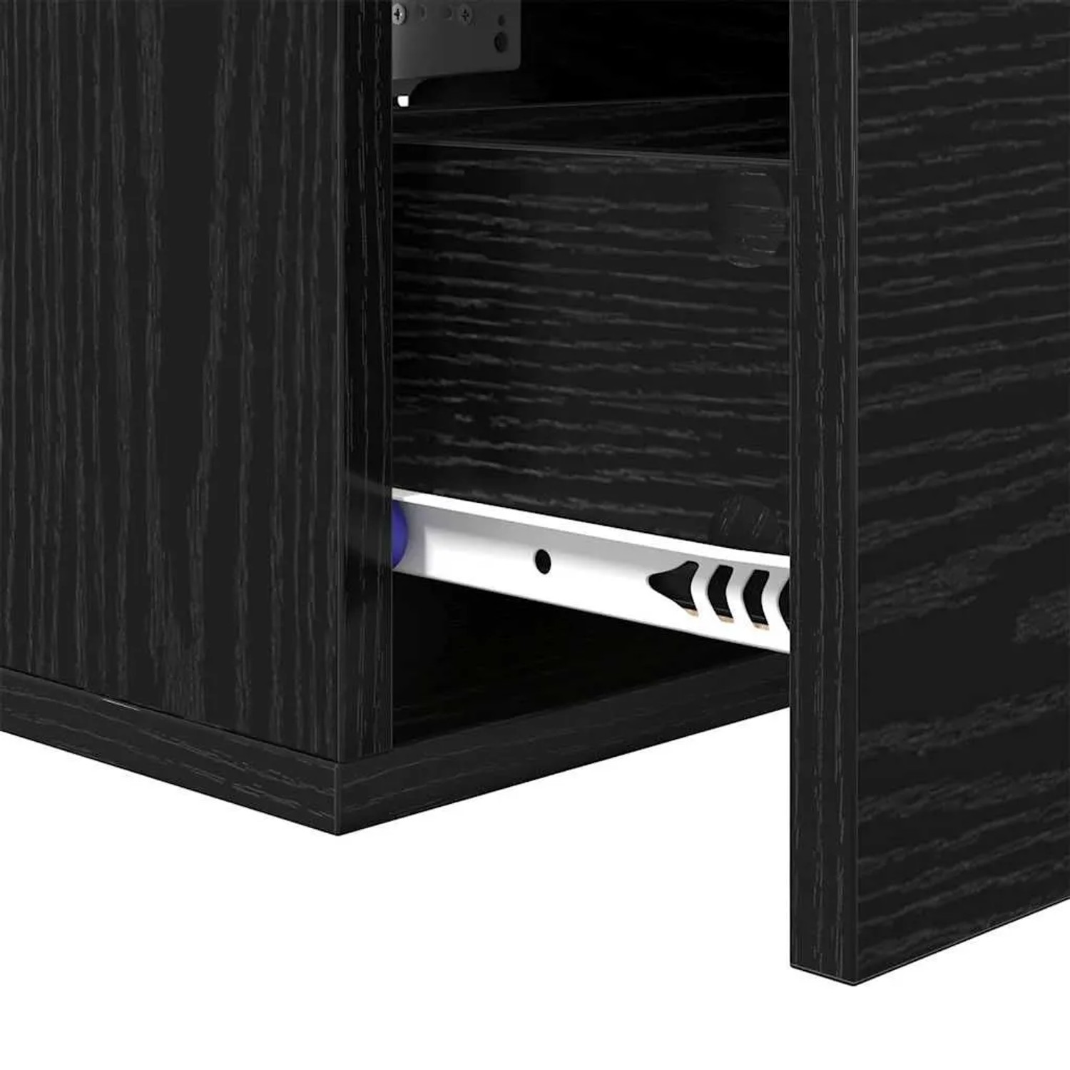 Detailaufnahme: Schwarzer Nachttisch in Eichen-Optik mit offener Schublade. Wohnzimmerschrank.
