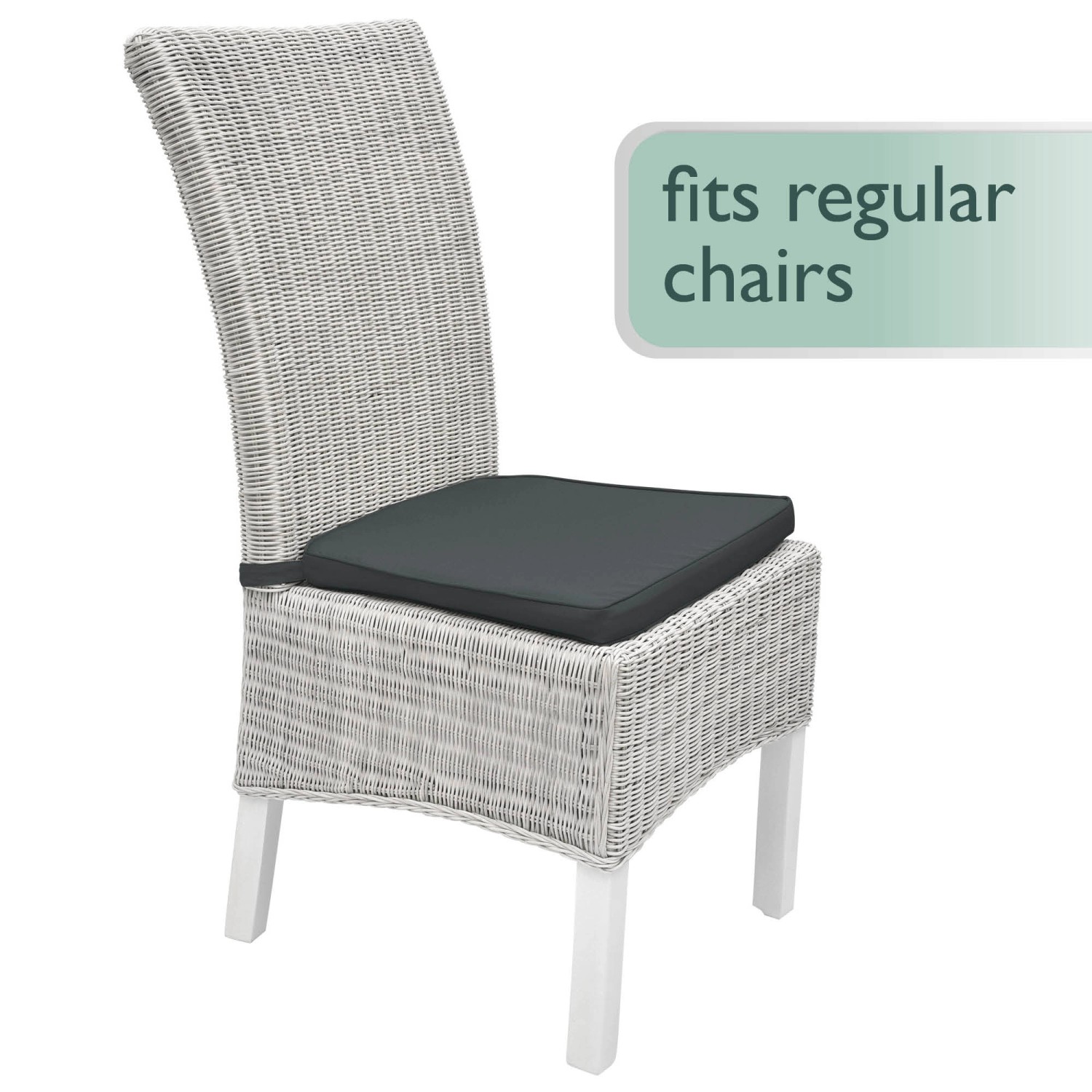 Beautissu Pia Stuhlkissen Graphitgrau (4er-Set) auf einem Gartenstuhl.