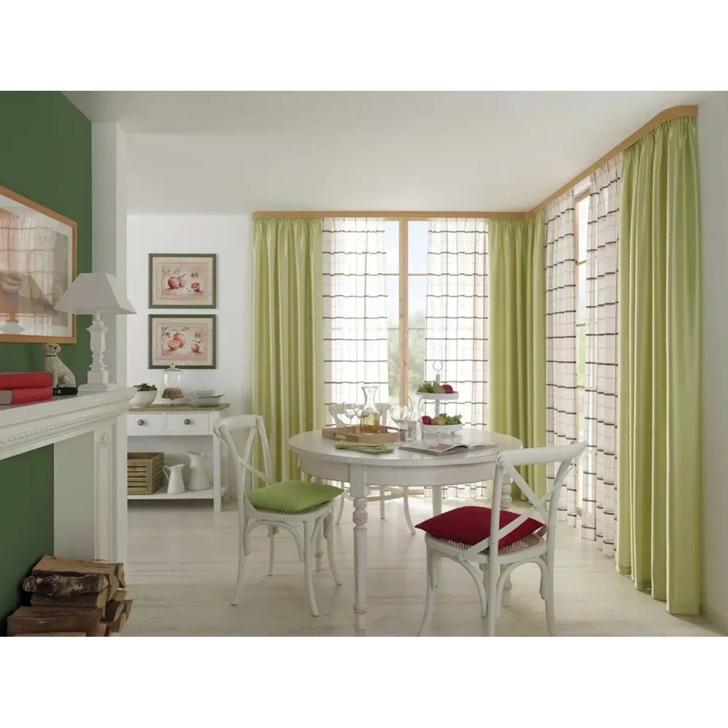 Wohnraum mit Gardinenschiene und Gardinia Kunststoff-Blende in Buche 7 cm.