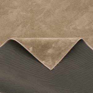 Hochflor Teppich Melia Taupe (160x230cm) mit geknickter Ecke, zeigt Flor und rutschfeste Unterseite.