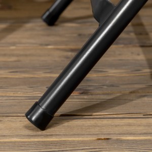 Detailaufnahme vom robusten, schwarzen Stahlfuß des Outsunny Beistelltischs.