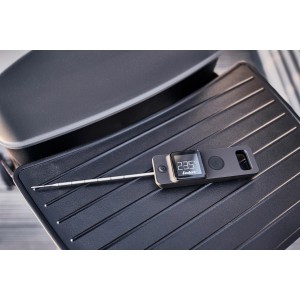 Enders Premium Einstechthermometer auf Grill, digitales Display zeigt Temperatur.