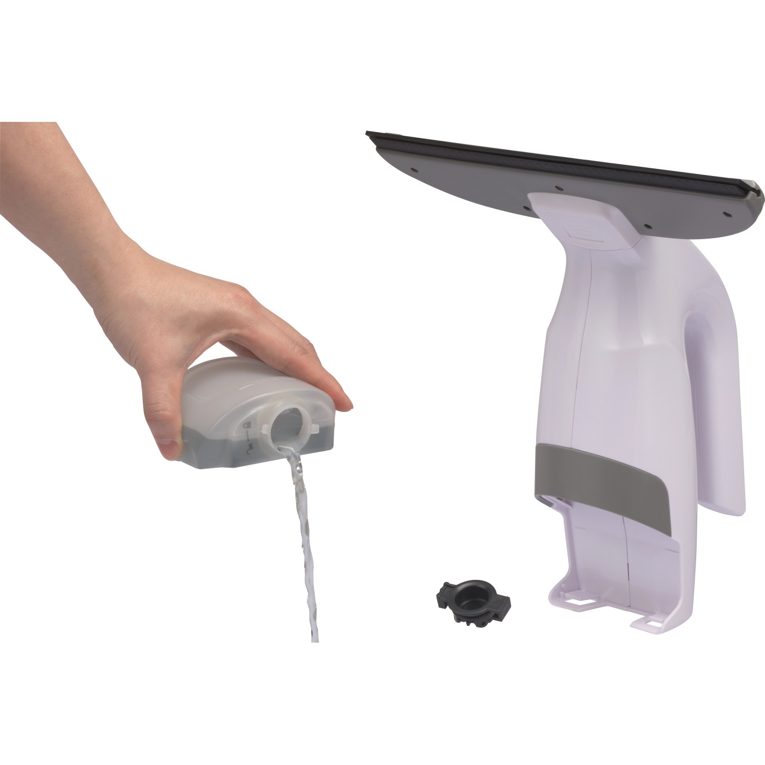 Akku-Fenstersauger mit leerem Schmutzwasserbehälter und Sprühflasche beim Befüllen.