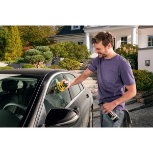 Mann reinigt Autoscheibe mit Kärcher Autoscheiben-Reinigungsset. Inkl. Reiniger, Pad und Tuch.