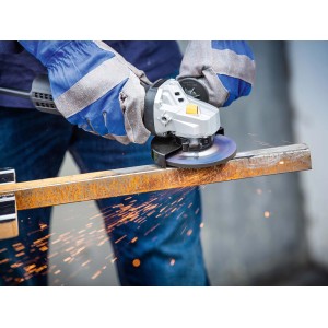 CMI Winkelschleifer C-WIS-650/115 A beim Trennen von Metall, Funkenflug.