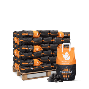 Palette mit 60 Säcken Heizfuxx Grillbriketts 5kg, schwarze und orange Verpackung, daneben einzelne Holzkohlebriketts.