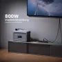 Grauer Growatt NEXA 2000 Speicher auf Schrank, versorgt TV mit 800W Notstrom. Ideal für Balkonkraftwerk Backup.