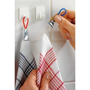 Wenko Klemm-Ösen 4er-Set an Fliesen mit Geschirrtüchern, farblich sortiert.