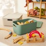 Rotho Albula Multibox 12L in Mistletoe Green und Beige, mit Spielzeug gefüllt.