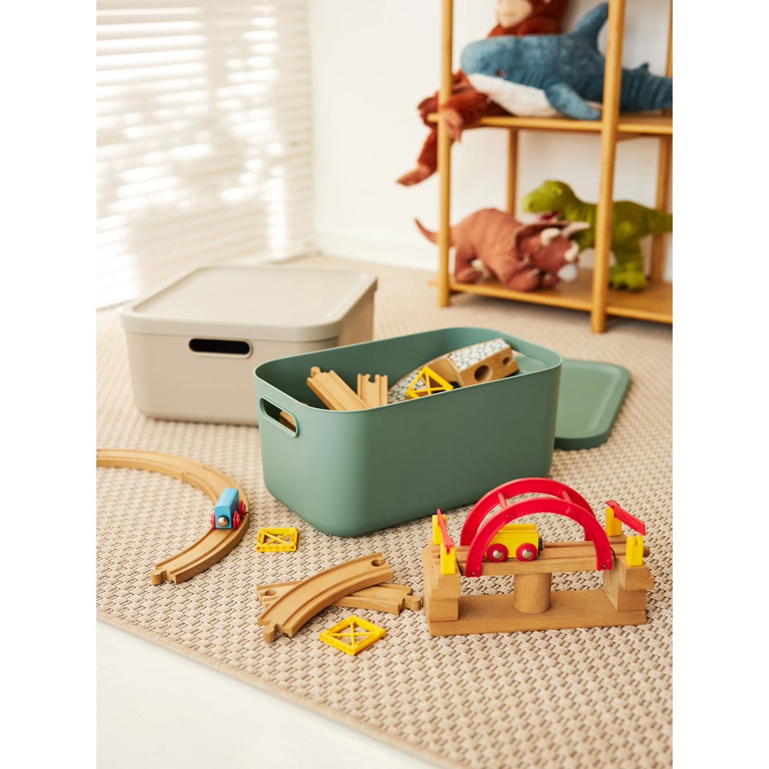 Rotho Albula Multibox 12L in Mistletoe Green und Beige, mit Spielzeug gefüllt.