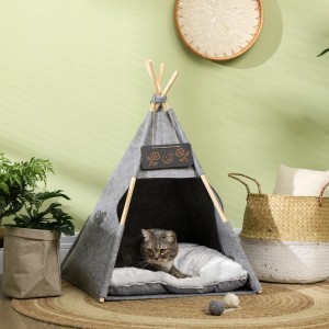Graues PawHut Katzenhaus im Tipi-Design mit weichem Kissen und einer Katze darin.