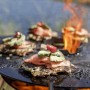 Petromax Grillplatte für Atago mit Speisen auf dem Grill zubereitet.