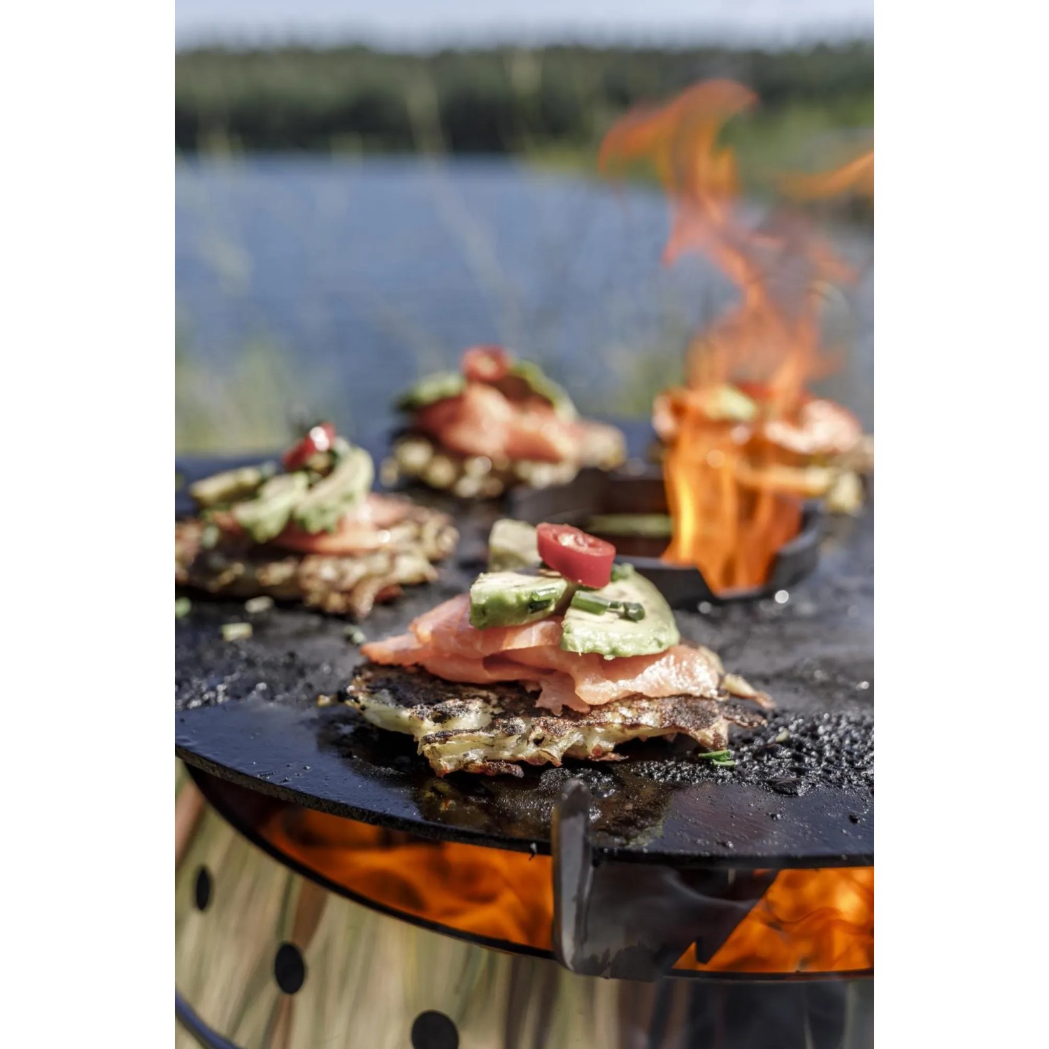 Petromax Grillplatte für Atago mit Speisen auf dem Grill zubereitet.