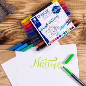 Staedtler Handlettering Set mit 12 Doppelfasermalern in verschiedenen Farben.