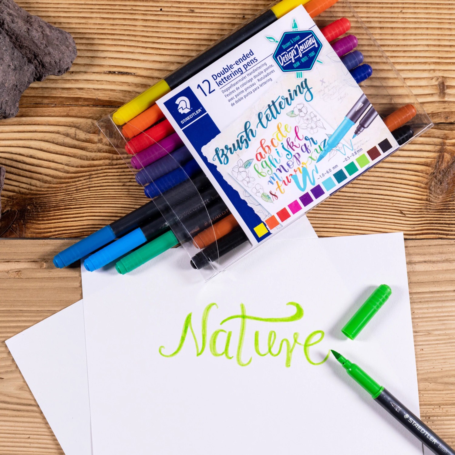 Staedtler Handlettering Set mit 12 Doppelfasermalern in verschiedenen Farben.