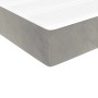 Detailansicht Boxspringbett, hellgrauer Samt, weiße Matratze. Bett für erholsamen Schlaf.