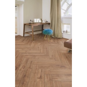 Kaindl Laminat Masterfloor Herringbone Eiche Harlech, Fischgrätmuster im Wohnraum.