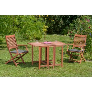 Merxx Rio Gartenmöbel-Set, 3-teilig: Klapptisch und zwei Klappsessel mit grauen Kissen auf Rasen.