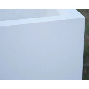 Rechteckiger, perlmutt-weißer Pflanzkübel aus Fiberglas für den Innen- und Außenbereich.