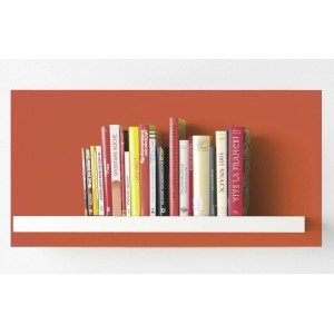 Wand mit Alpina Color Happy Orange gestrichen, darauf ein weißes Regal mit Büchern.