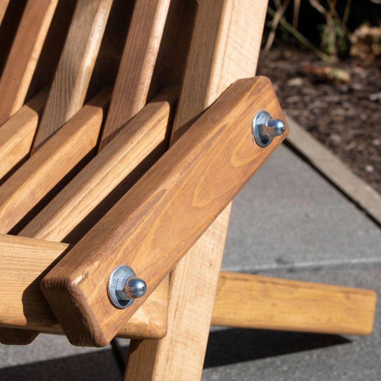 Detailaufnahme: Holz4home Gartenstuhl aus Kiefer, Teil eines Sets mit Tisch und Liegestühlen.