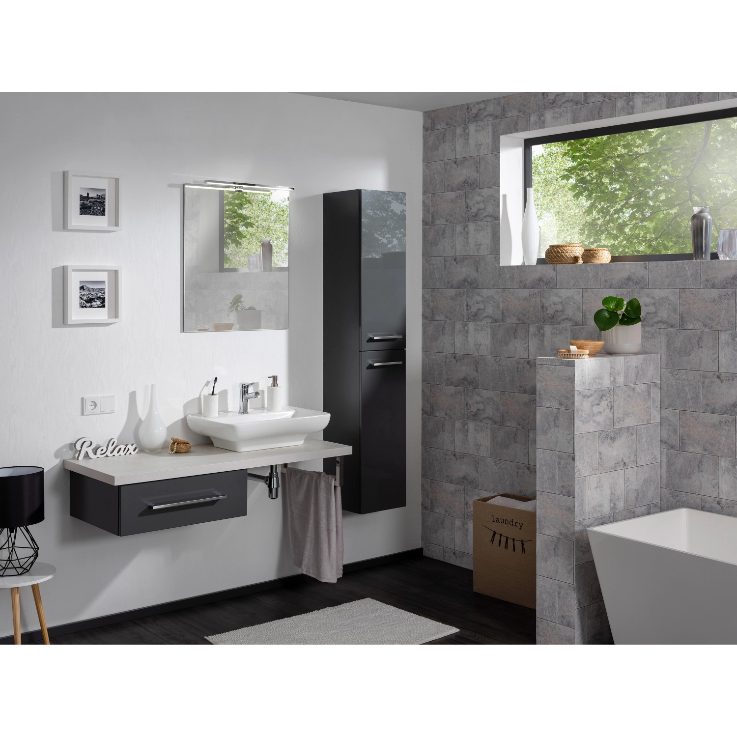 Fackelmann Bad-Hochschrank HYPE 3.0, anthrazit matt, 30 cm breit, im modernen Badezimmer.