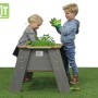 EXIT Aksent Hochbeet L aus Holz mit zwei Kindern beim Gärtnern.