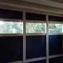 Innenansicht Gartenhaus Bertilo HPL Italian Walnut mit Fenster und Holzrahmen.