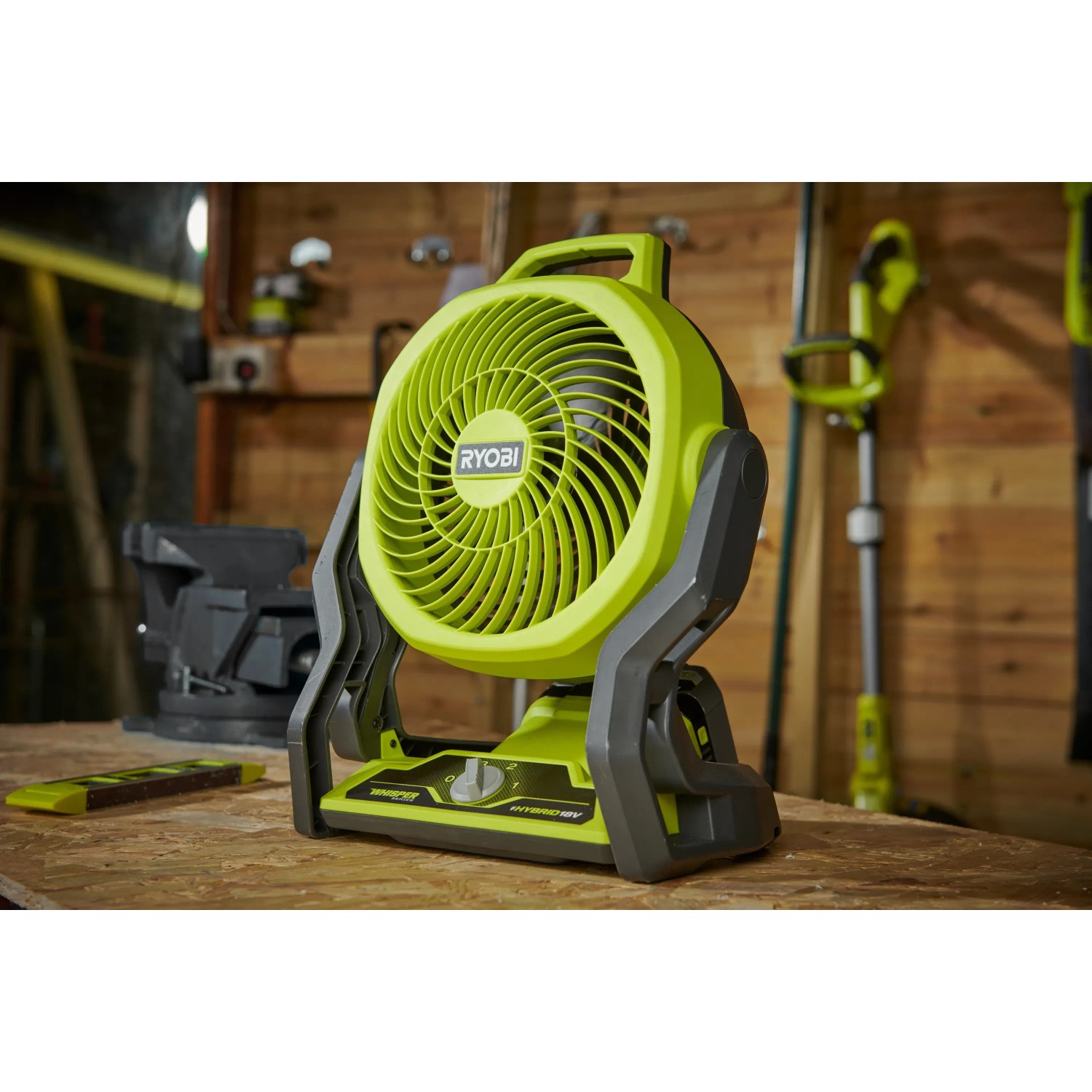 Ryobi Akku-Ventilator One+ RF18-0, 18V, grün/grau, mit drehbarem Kopf für flexible Luftzirkulation.