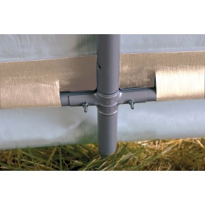 Detailaufnahme des grauen ShelterLogic Foliengerätehauses: Metallrahmen und Plane.