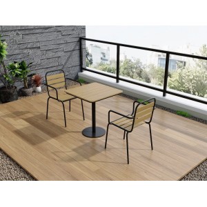 Schwarze Gartenessgruppe Lylios mit Polywood-Tisch und zwei Stühlen auf Balkon. Kompaktes Gartenset aus Metall.