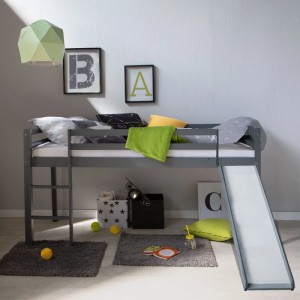 Graues Kinderhochbett 90x200 mit Leiter, Rutsche und Matratze. Abenteuerbett mit Spielbereich unter dem Bett.