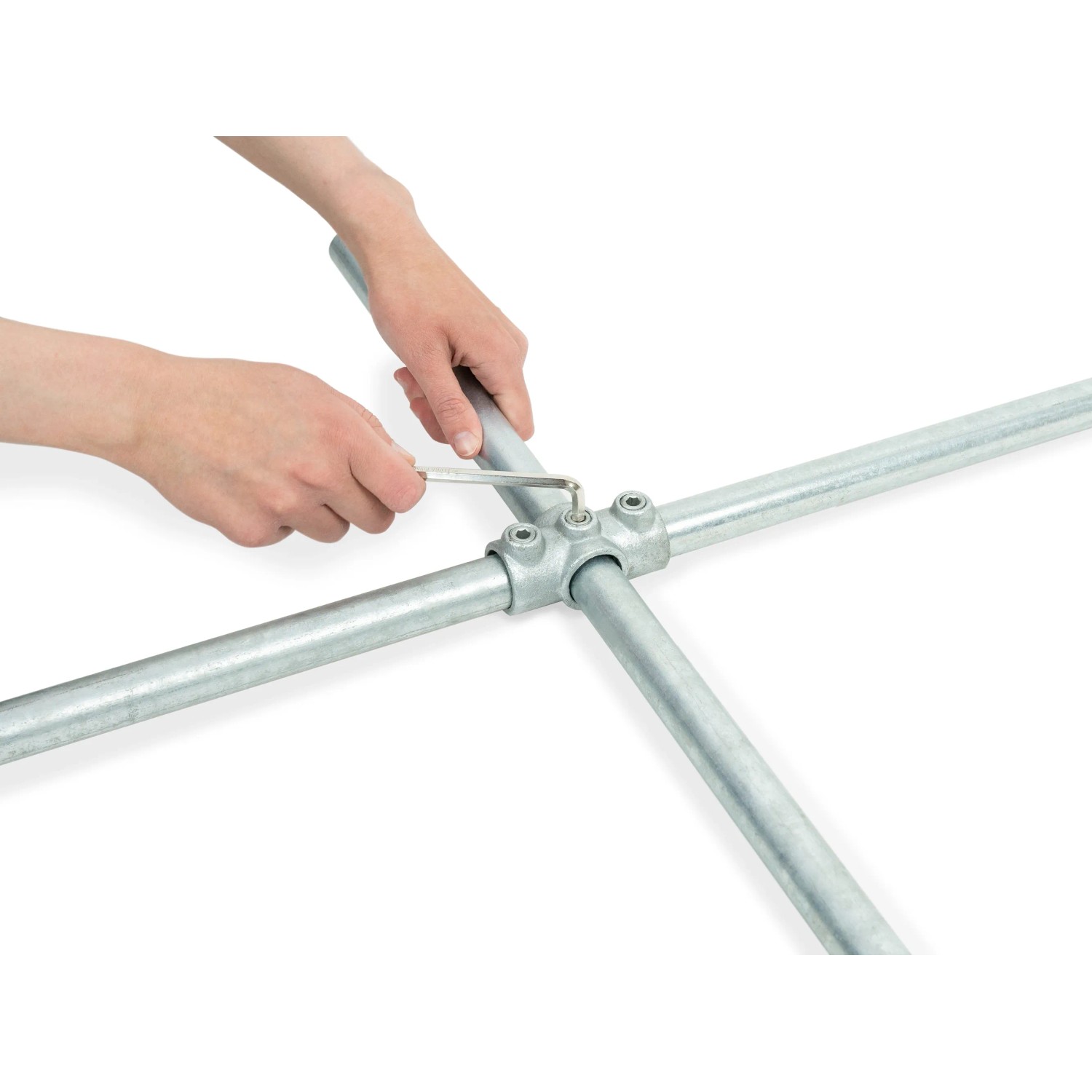 Kreuzstück für Stahlrohr (Ø 2,7 cm) wird mit Inbusschlüssel montiert. Silber verzinkt, für Möbelbau.