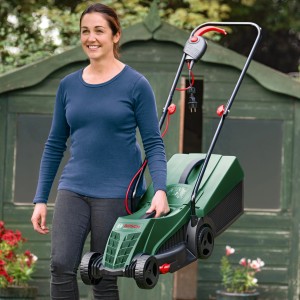 Bosch Easy Rotak 32-215 Elektrorasenmäher: Leichter Rasenmäher für kleine Gärten, mit Frau.