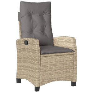 Verstellbarer Gartensessel aus Poly Rattan in Beige mit grauen Kissen.