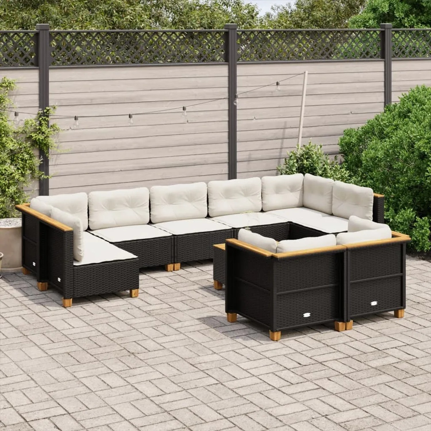 Schwarze 10-tlg. vidaXL Garten-Sofagarnitur aus Poly Rattan mit cremeweißen Kissen.