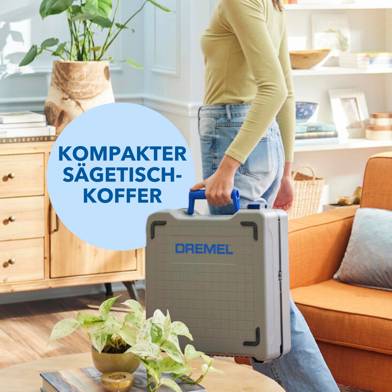 Dremel Mobile-Sägestation CS12V-S1C Kreissäge im Sägetisch-Koffer, getragen von einer Person.