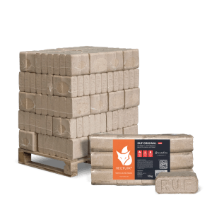 Palette Heizfuxx RUF Original Red Hartholzbriketts auf Holzpalette, daneben ein 10kg Pack. Brennstoffe für Kamin & Ofen.