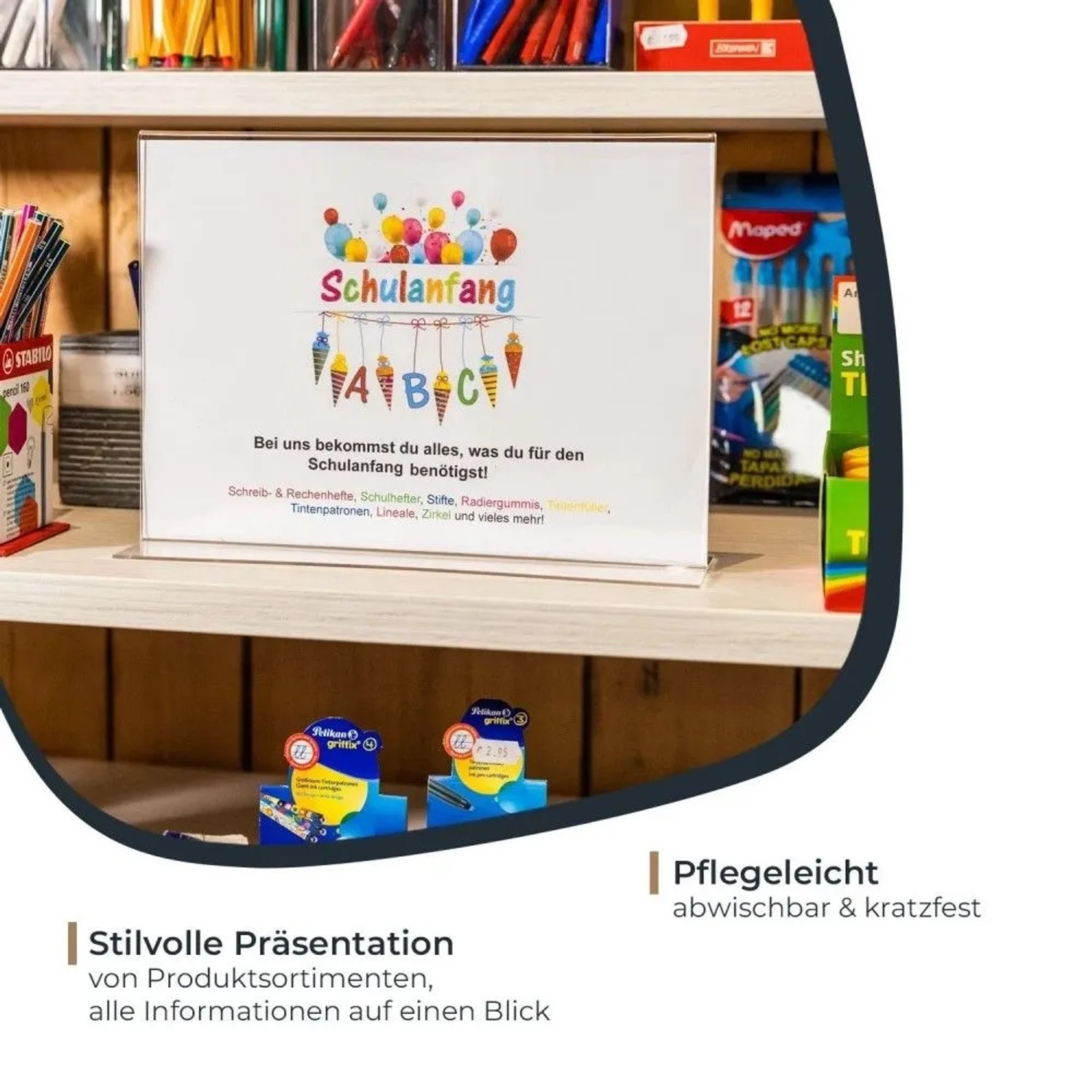 HMF Acryl Tischaufsteller DIN A4 Hochformat, glasklar, präsentiert Schulanfang-Info auf Holzregal. Ideal für Büro.