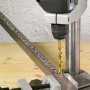 LUX TIN-Spiralbohrer (4 mm) bohrt Metall in Werkbank. Goldfarbener Metallbohrer.