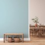 Wohnraum mit blauer Trendwall Vliestapete und Einrichtung.