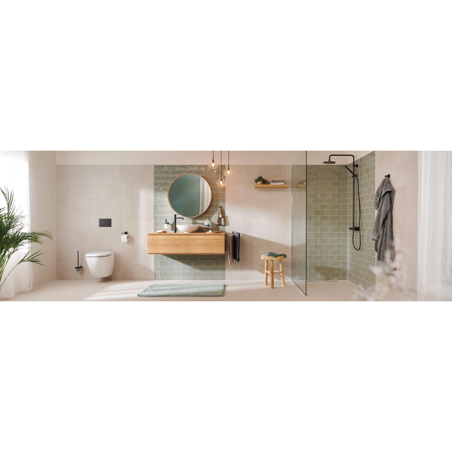 Modernes Bad mit Tesa Toilettenpapierhalter Moon, schwarz matt, neben WC und Waschtisch.