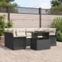 Schwarzes 7-teiliges Garten-Sofa-Set aus Poly Rattan mit Tisch und beigen Kissen.