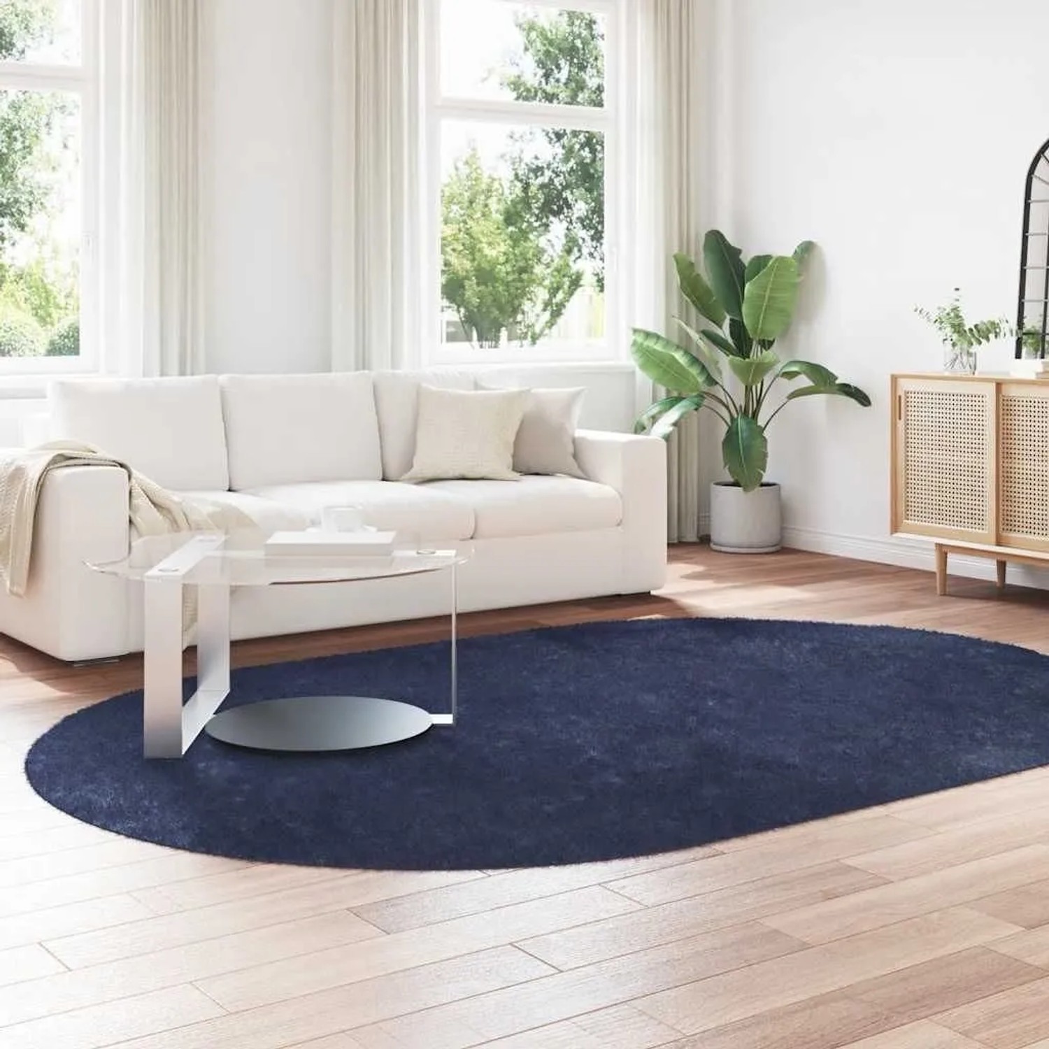 Ovaler marineblauer Shaggy Hochflorteppich NAVARRA aus Polyester im Wohnzimmer auf Holzfußboden.