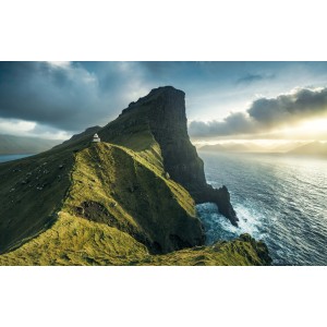 Vlies Fototapete Eclipse: Landschaft mit Leuchtturm auf grüner Klippe am Meer.