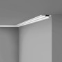 Weiße NOEL & MARQUET Eckleiste M1 aus Polystyrol (200cm) an grauer Zimmerdecke.