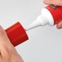 Fischer 320 Kilo Kleber: Tube mit roter Kappe in der Hand, anwendungsbereit.